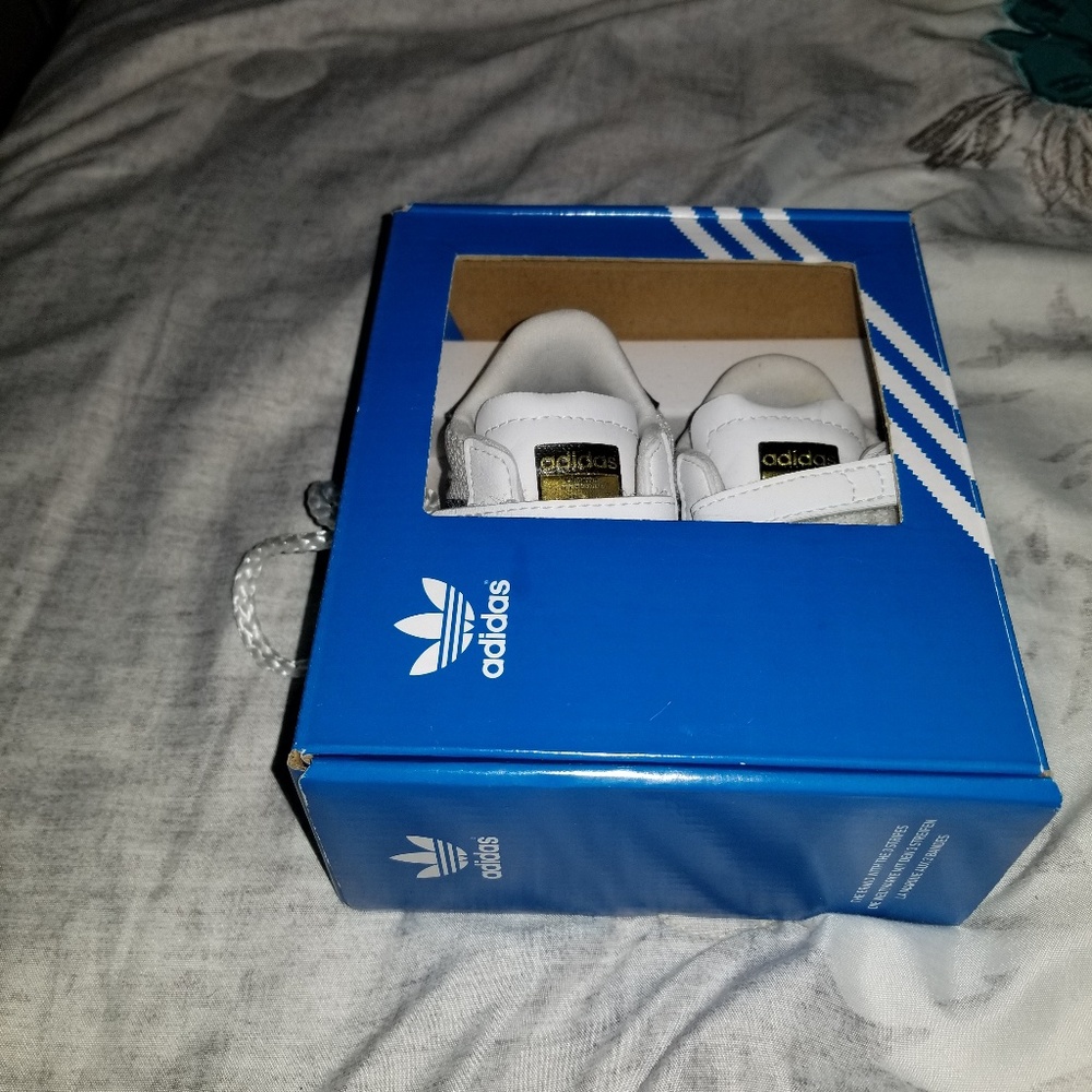 Adidas superstar crib